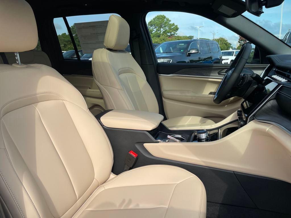 new 2025 Jeep Grand Cherokee car, priced at $41,700