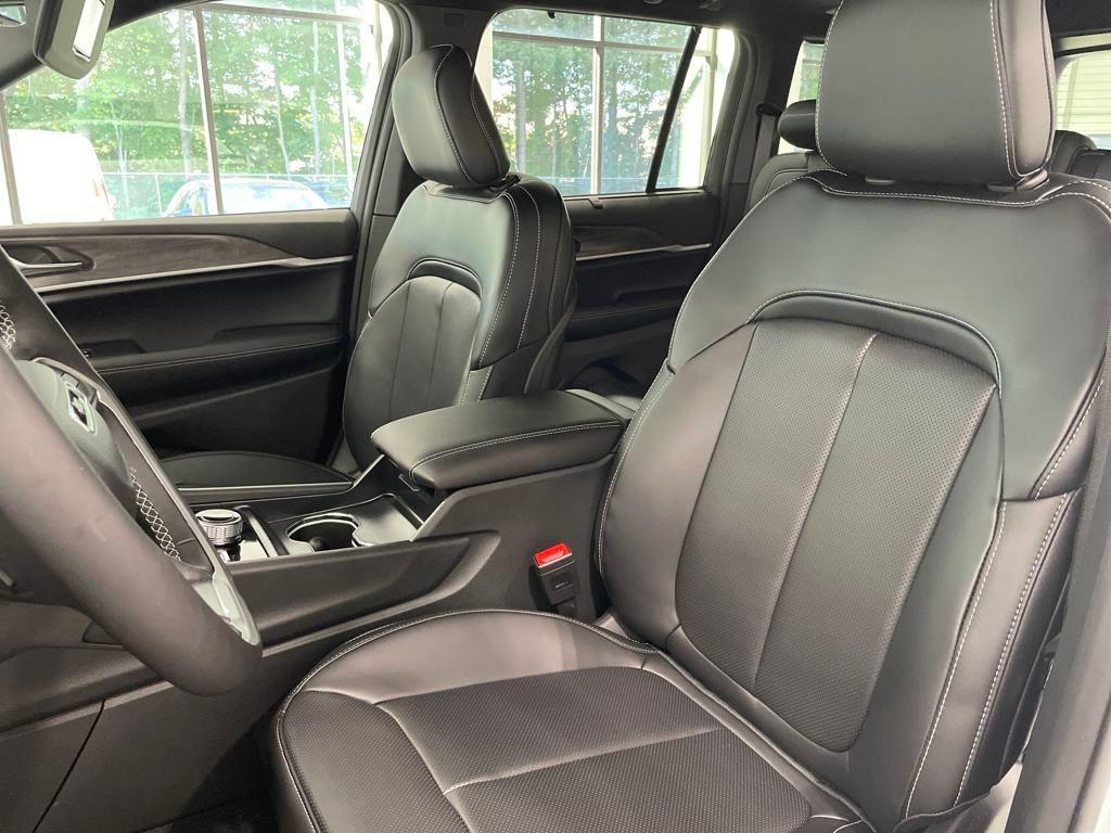 new 2025 Jeep Grand Cherokee car, priced at $43,864