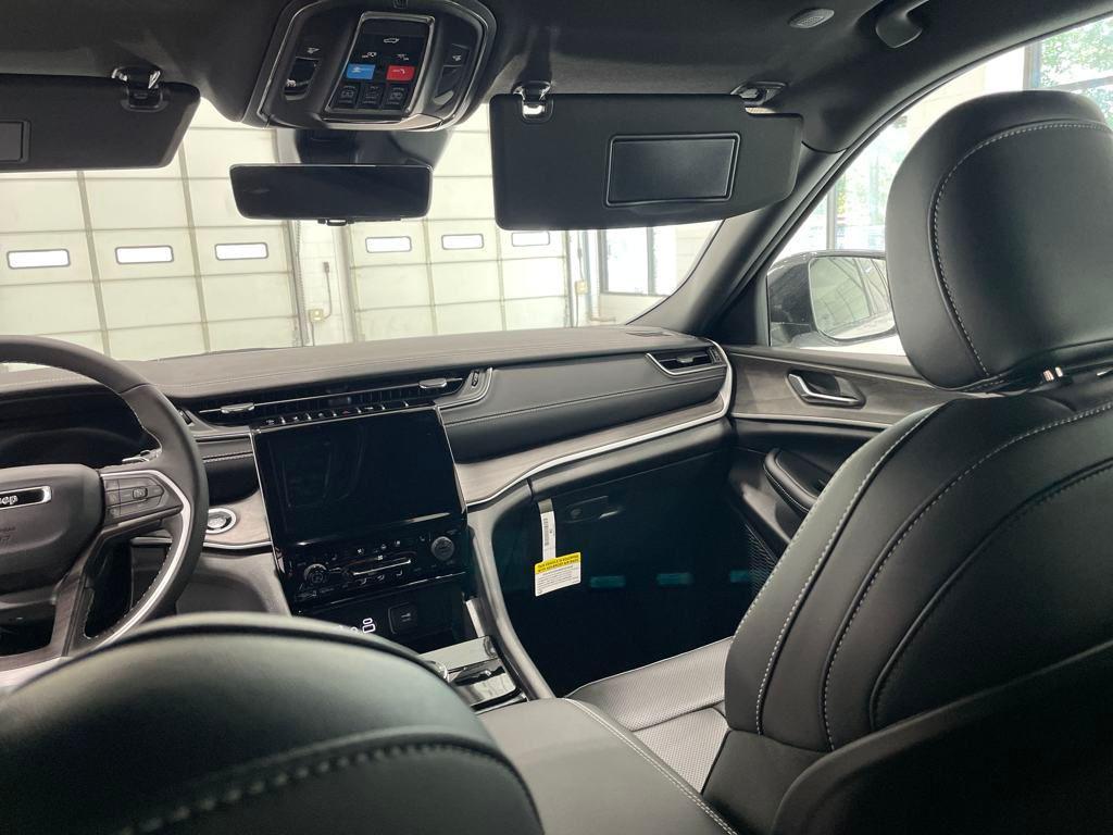 new 2025 Jeep Grand Cherokee car, priced at $41,900