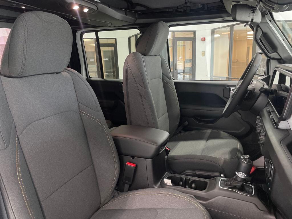 new 2025 Jeep Gladiator car, priced at $39,800
