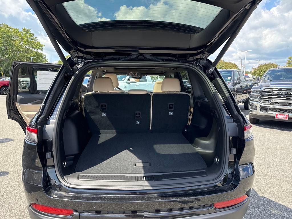 new 2025 Jeep Grand Cherokee car, priced at $44,900