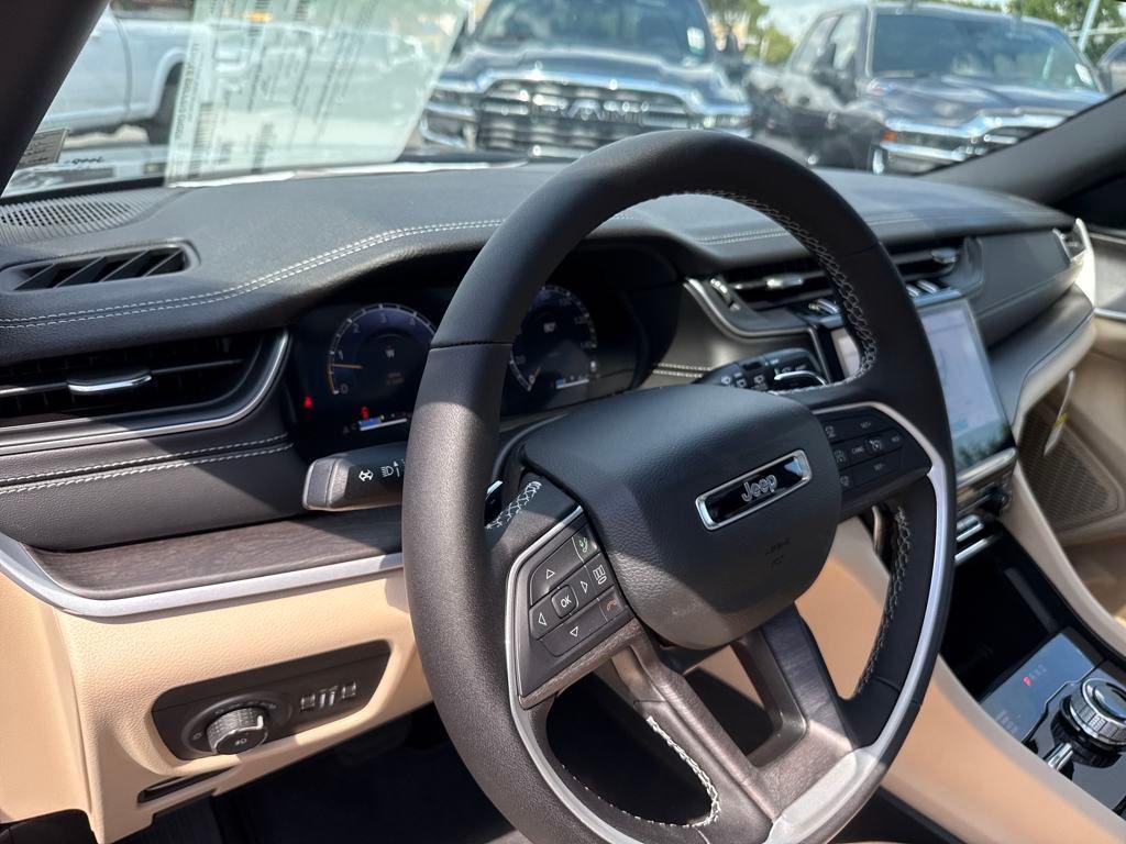 new 2025 Jeep Grand Cherokee car, priced at $44,900
