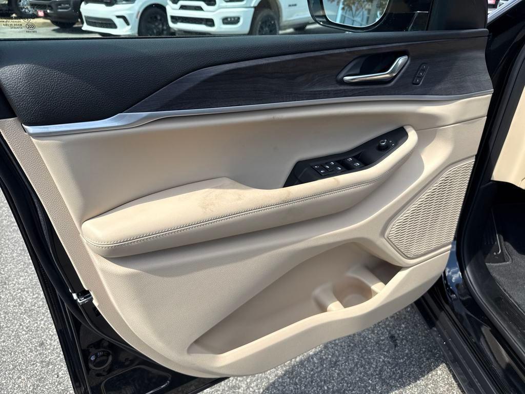 new 2025 Jeep Grand Cherokee car, priced at $44,900