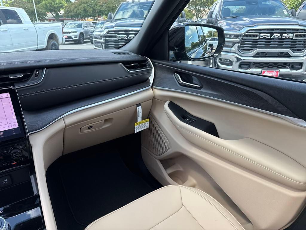 new 2025 Jeep Grand Cherokee car, priced at $44,900