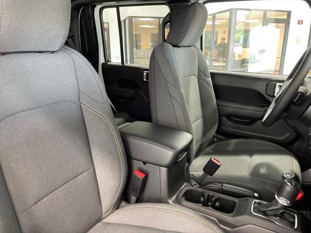 new 2025 Jeep Gladiator car, priced at $38,900