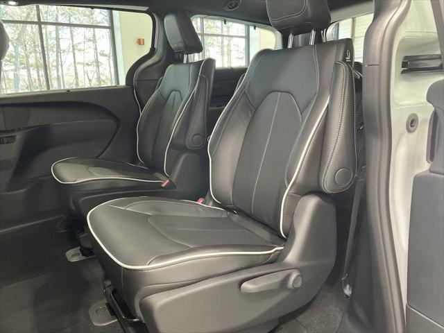 new 2025 Chrysler Pacifica Hybrid car, priced at $44,800
