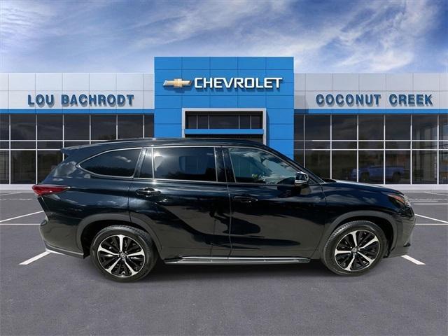 used 2022 Toyota Highlander car, priced at $31,997