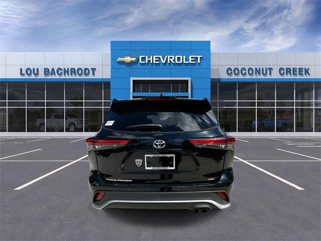 used 2022 Toyota Highlander car, priced at $31,997