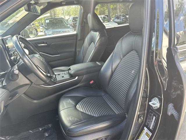 used 2022 Toyota Highlander car, priced at $31,997