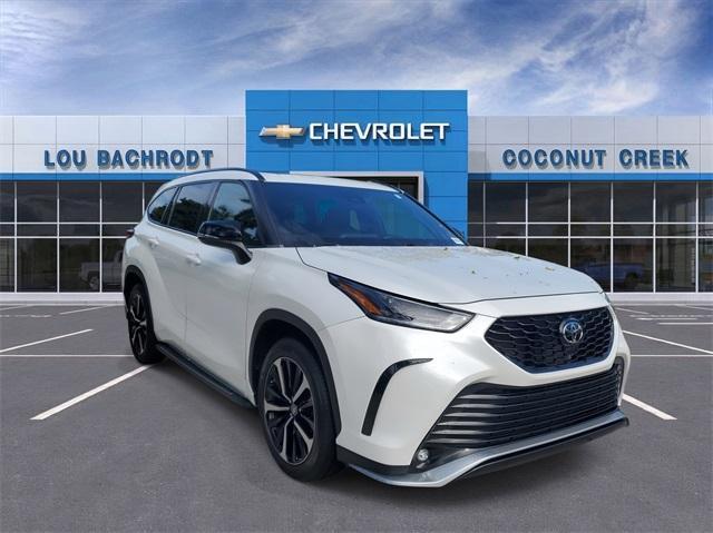 used 2022 Toyota Highlander car, priced at $33,799