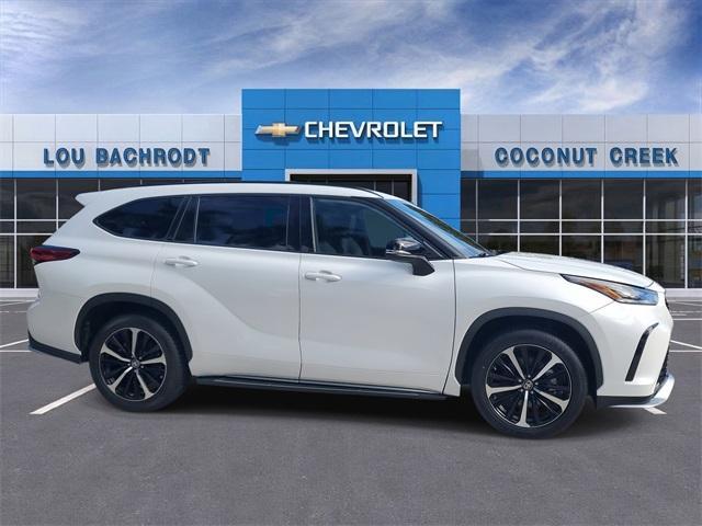 used 2022 Toyota Highlander car, priced at $33,799