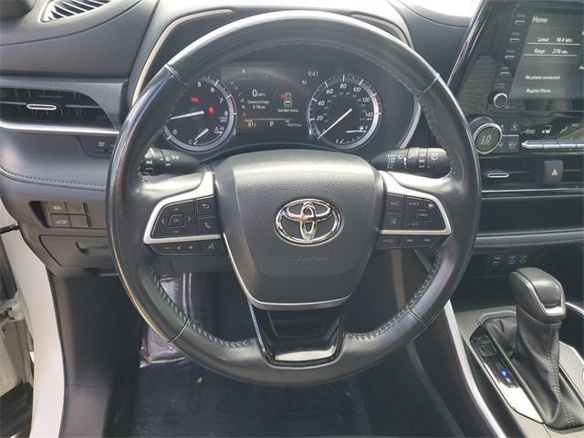 used 2022 Toyota Highlander car, priced at $33,799