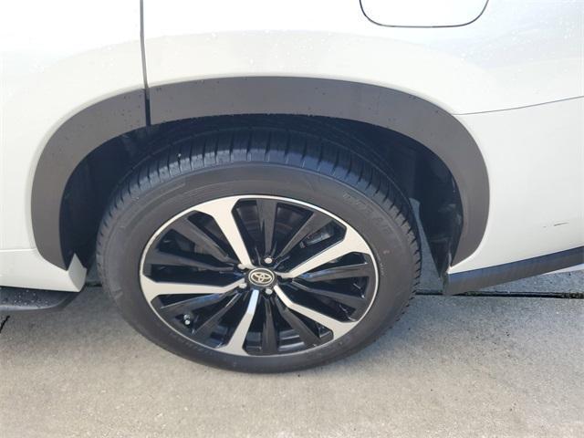 used 2022 Toyota Highlander car, priced at $33,799