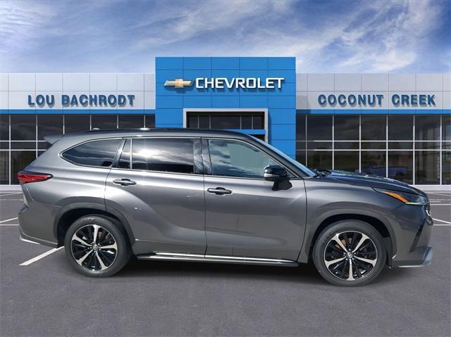 used 2022 Toyota Highlander car, priced at $34,987