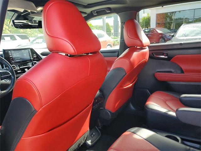 used 2022 Toyota Highlander car, priced at $34,987