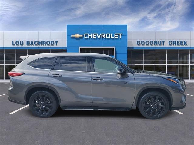 used 2022 Toyota Highlander car, priced at $29,499