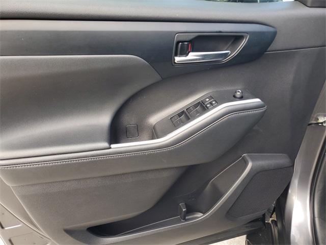 used 2022 Toyota Highlander car, priced at $29,499