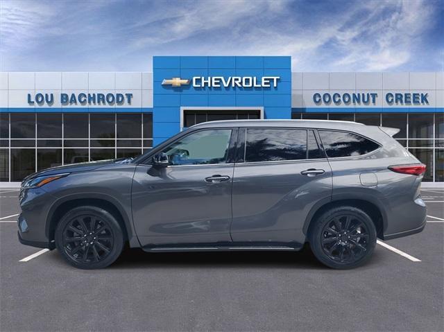 used 2022 Toyota Highlander car, priced at $29,499