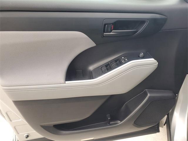 used 2023 Toyota Highlander car, priced at $28,994