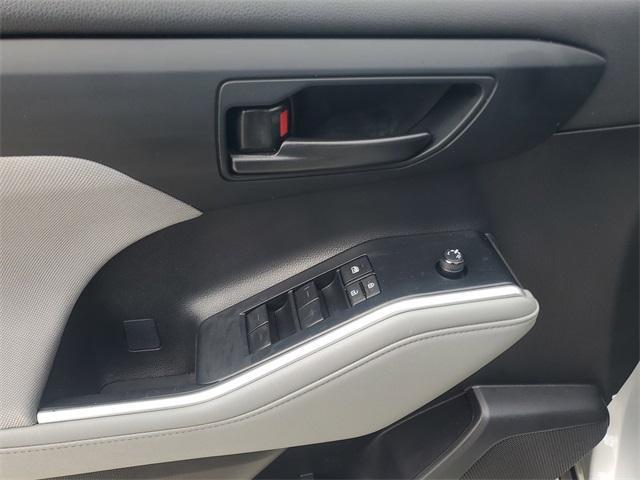 used 2023 Toyota Highlander car, priced at $28,994