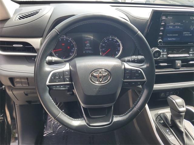 used 2022 Toyota Highlander car, priced at $25,999