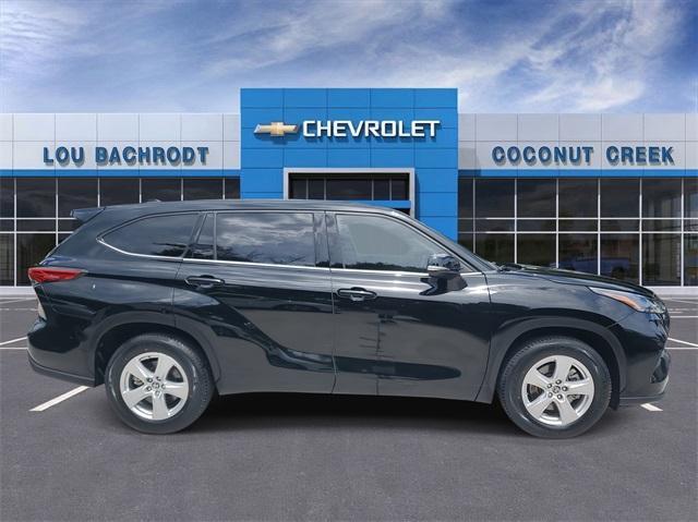 used 2022 Toyota Highlander car, priced at $25,999