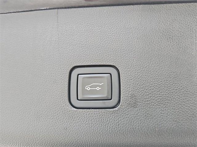 used 2023 Chevrolet Traverse car, priced at $32,891