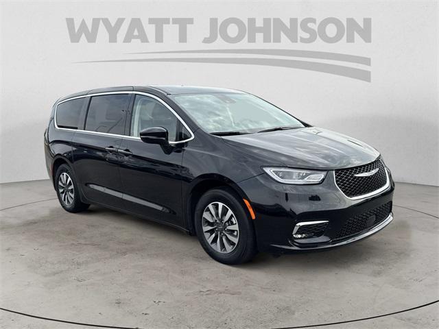 used 2024 Chrysler Pacifica Hybrid car, priced at $28,242