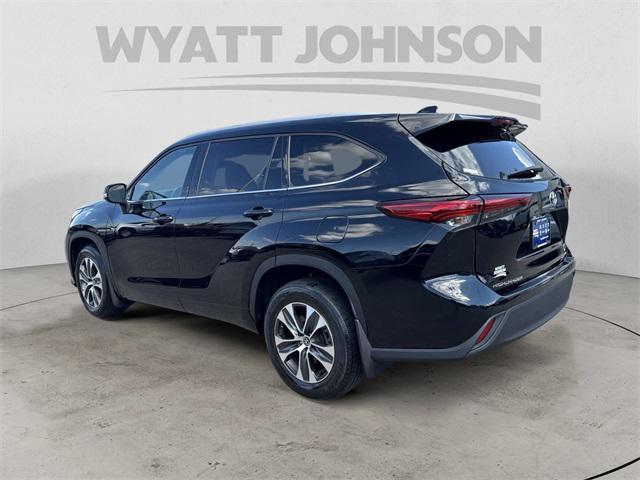 used 2022 Toyota Highlander car, priced at $32,525