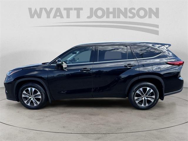 used 2022 Toyota Highlander car, priced at $32,525