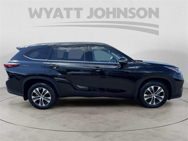 used 2022 Toyota Highlander car, priced at $32,525