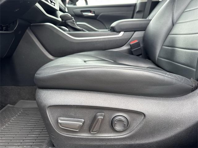 used 2023 Toyota Highlander car, priced at $33,771