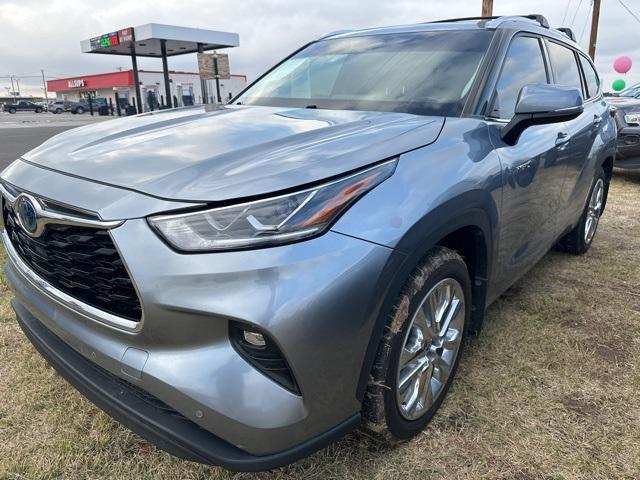 used 2023 Toyota Highlander car, priced at $36,498