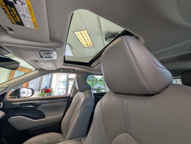 used 2022 Toyota Highlander car, priced at $40,731