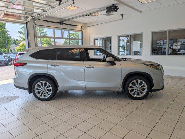 used 2022 Toyota Highlander car, priced at $40,731
