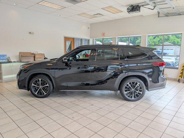 used 2022 Toyota Highlander car, priced at $41,299