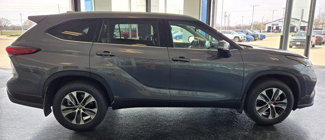 used 2022 Toyota Highlander car, priced at $36,999