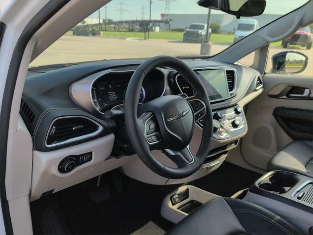 used 2024 Chrysler Pacifica Hybrid car, priced at $27,364