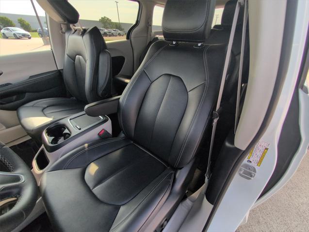 used 2024 Chrysler Pacifica Hybrid car, priced at $27,364