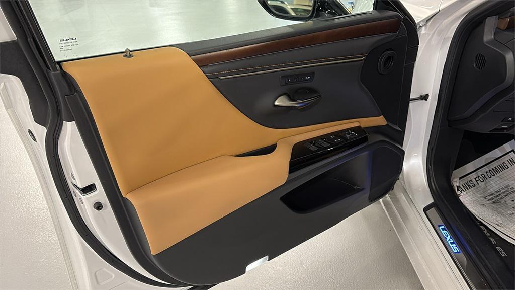 used 2023 Lexus ES 300h car, priced at $37,990