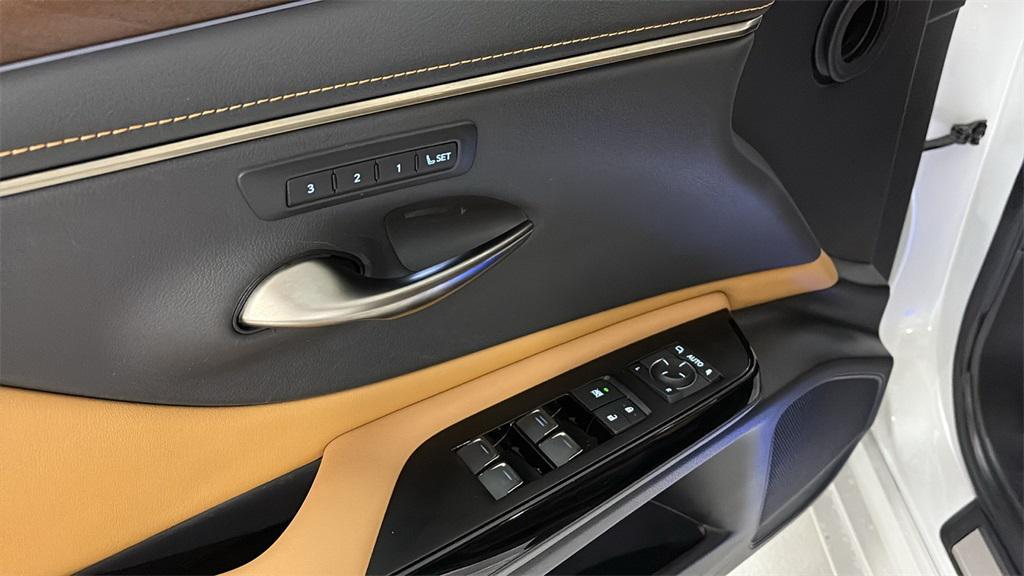 used 2023 Lexus ES 300h car, priced at $37,990