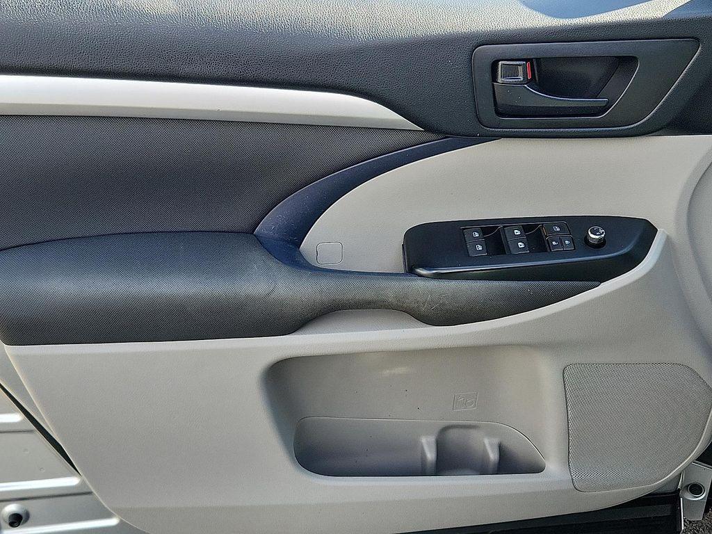 used 2018 Toyota Highlander car, priced at $21,823