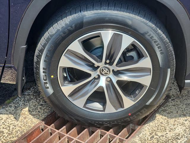 used 2021 Toyota Highlander car, priced at $31,997