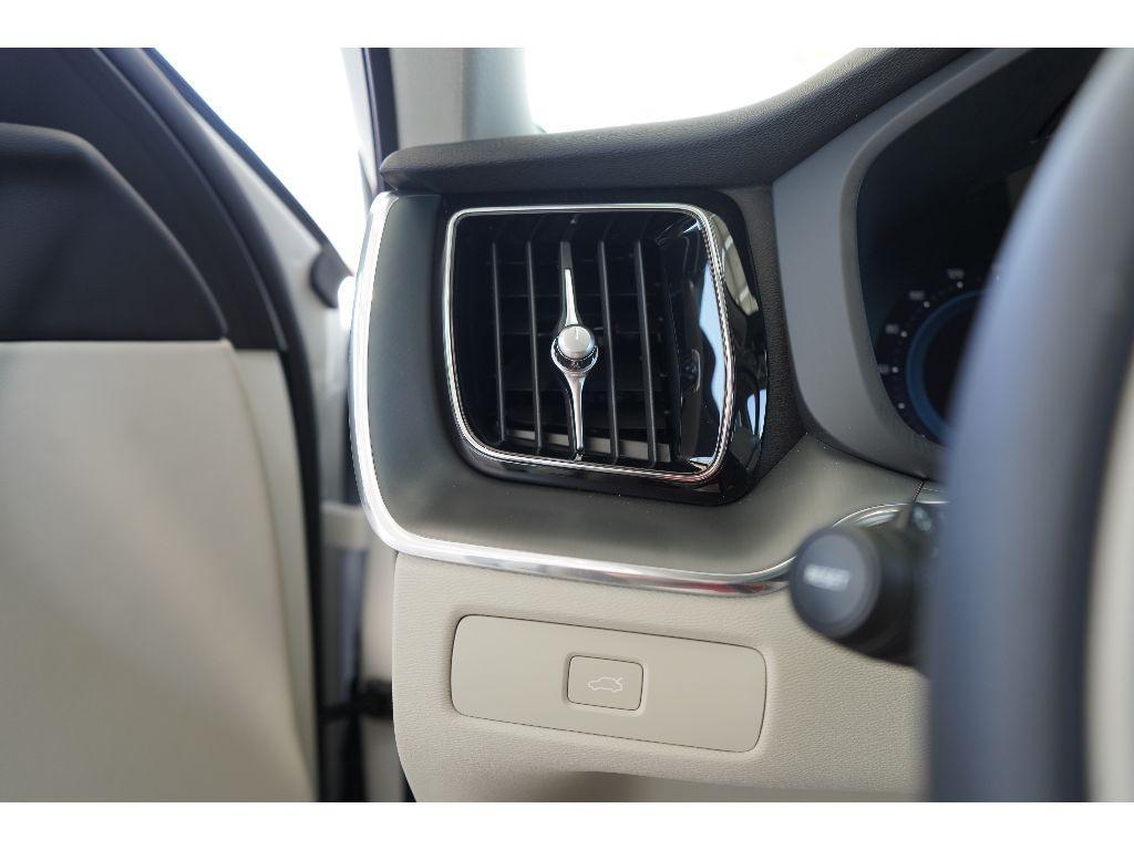 new 2025 Volvo XC60 car, priced at $41,500