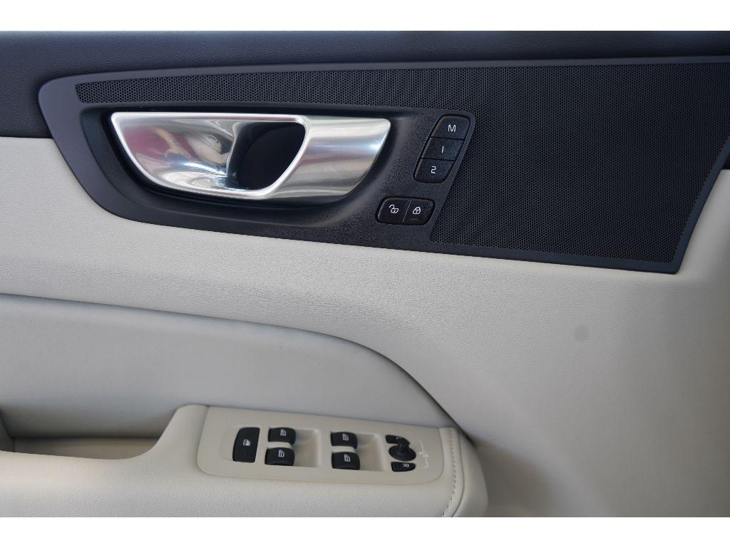 new 2025 Volvo XC60 car, priced at $41,500