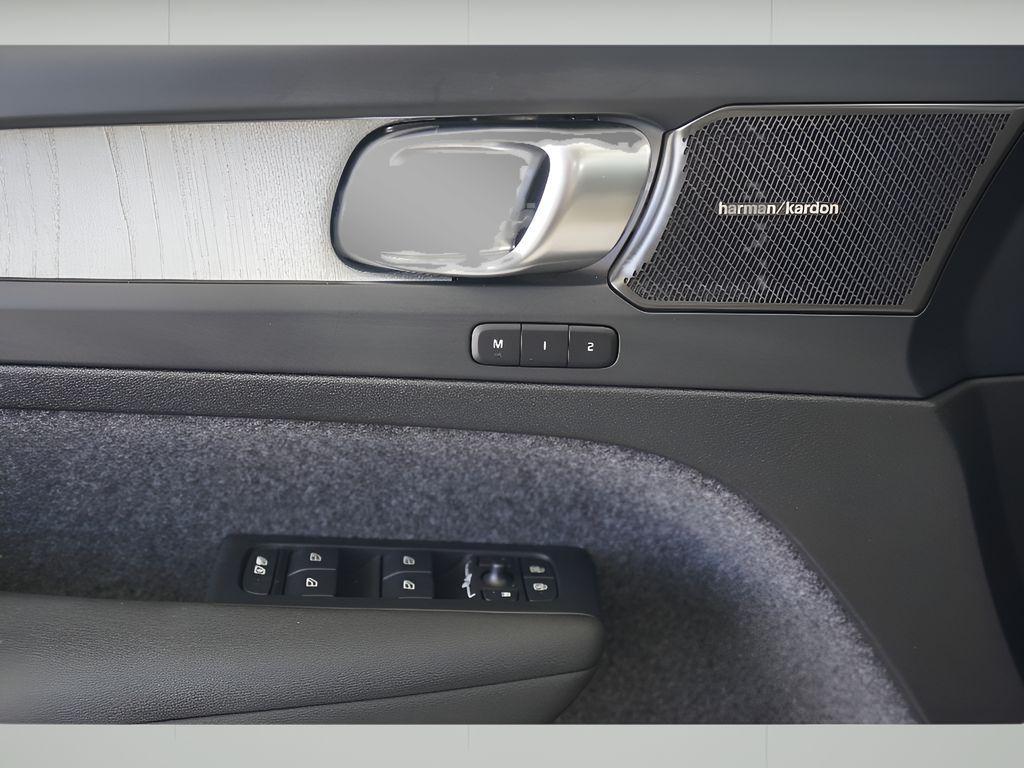 new 2025 Volvo XC40 car, priced at $51,465