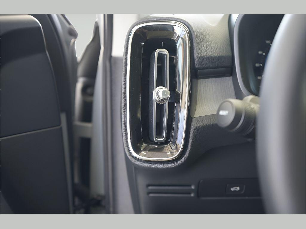 new 2025 Volvo XC40 car, priced at $51,465