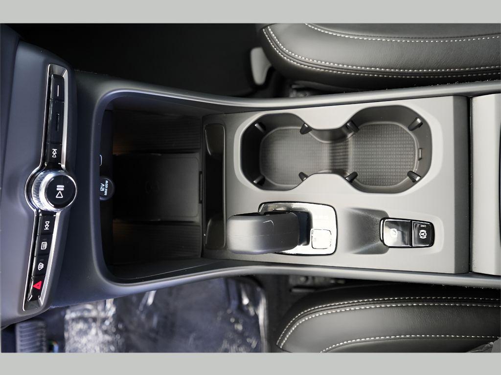new 2025 Volvo XC40 car, priced at $46,035