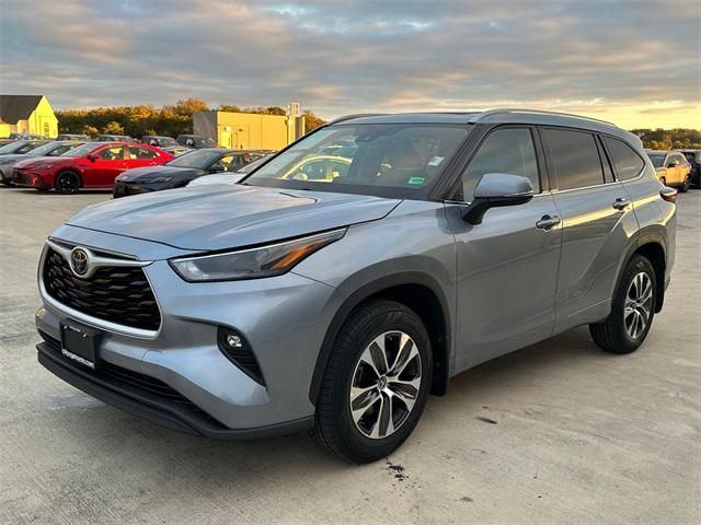 used 2022 Toyota Highlander car, priced at $34,995