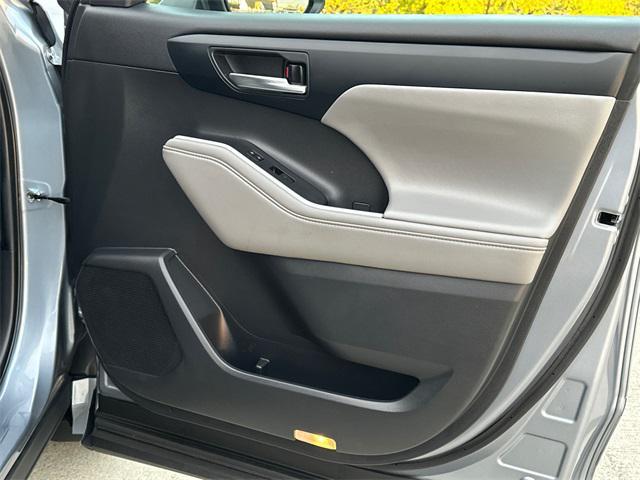 used 2022 Toyota Highlander car, priced at $34,995